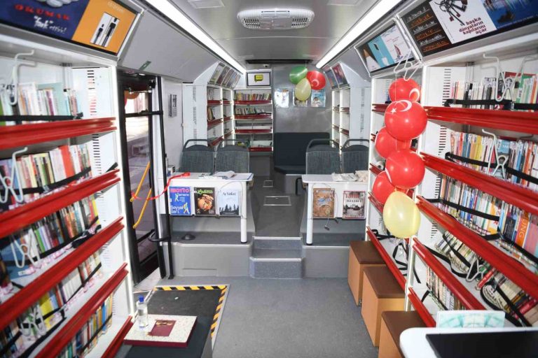 Gezici kütüphane Tunceli’de hizmete girdi