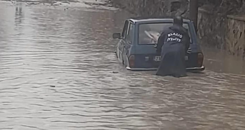 Elazığ’da yağış sonrası ev ve iş yerlerini su bastı, araçlar mahsur kaldı