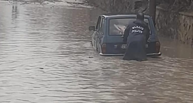 Elazığ’da yağış sonrası ev ve iş yerlerini su bastı, araçlar mahsur kaldı