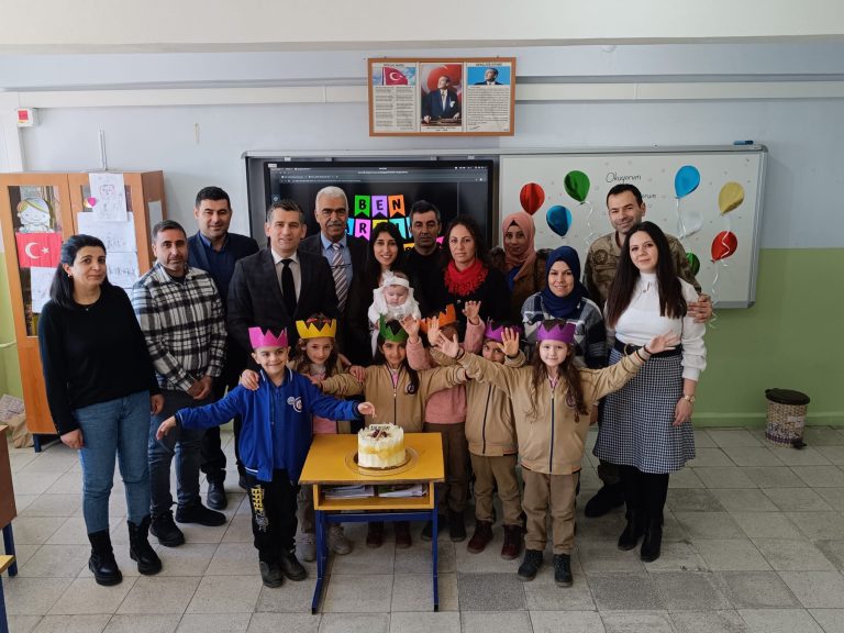 Köy okulunda düzenlenen okuma bayramında çocuklar doyasıya eğlendi