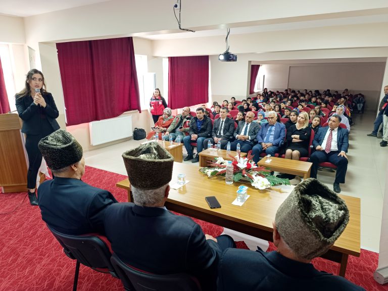 Çemişgezek’te Kıbrıs gazileri ile öğrenciler bir araya geldi. Programda hem gaziler,hem de öğrenciler duygulu anlar yaşadı