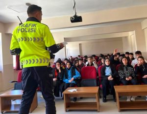 Lise öğrencilerine polislik mesleği anlatıldı. Sosyal Medya kullanımı ve genel güvenlik konularında uyarılarda bulunuldu