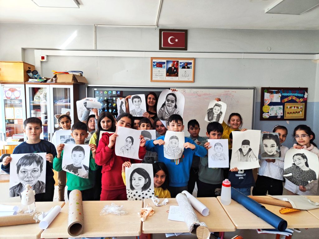 Ressamlardan Tunceli Diyap Ağa İlkokulu’ndaki çocuklara sürpriz