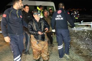 Keban Baraj gölünde mahsur kalan 2 balıkçı, 4 saatlik çalışma sonucu kurtarıldı