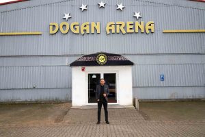 Tuncelili iş insanı, memleketindeki ihtiyaç sahiplerine 1 milyon 300 bin liralık yardımda bulundu