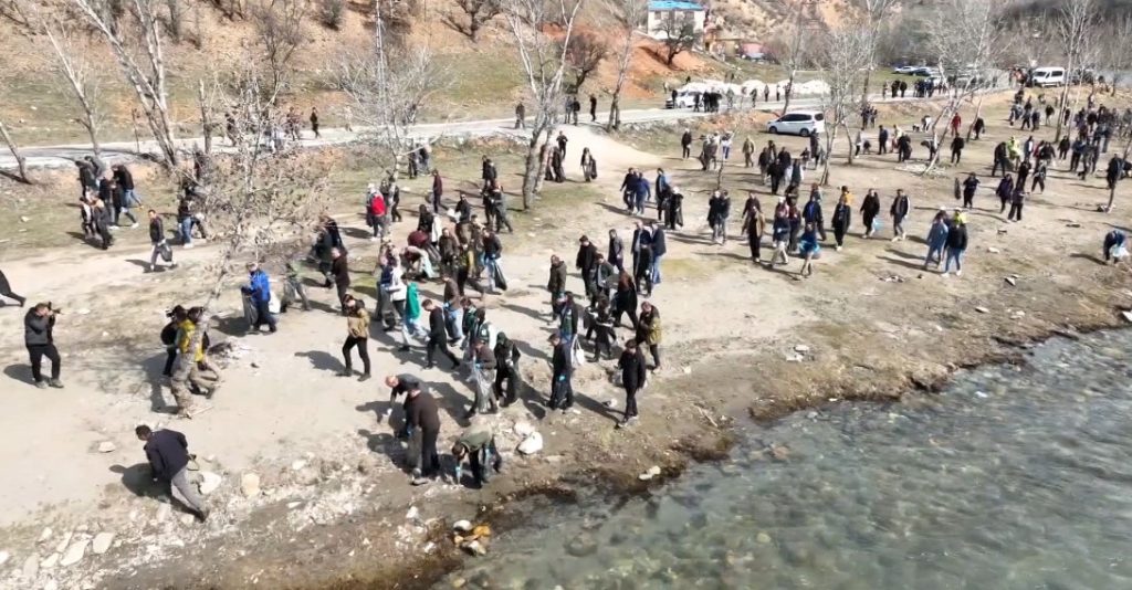 Tunceli’de, valiliğin sosyal medyada üzerinden duyurduğu Munzur Vadisinde temizlik etkinliğine yüzlerce kişi katıldı