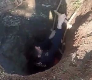 Elazığ’da 12 metrelik kuyuya düşen keçi kurtarıldı