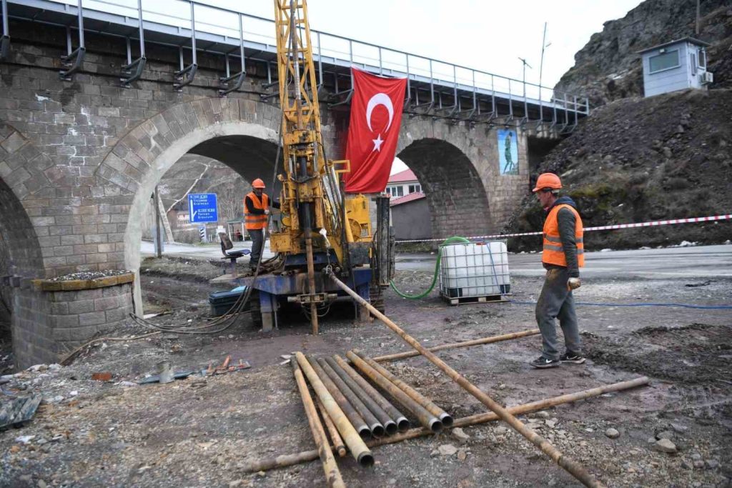 Maraş depremlerinde yardımlara geçiş sağlamıştı: Mutu Köprüsü yenileniyor