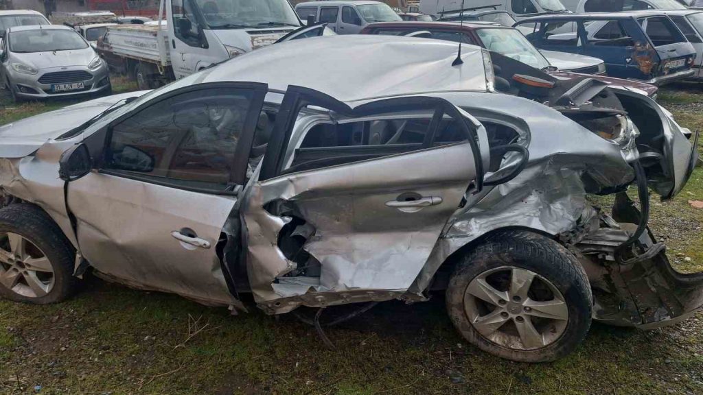 Elazığ’da otomobil bariyerlere çarptı: 1 kişi hayatını kaybetti