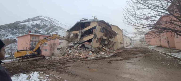 Pülümür ilçesinde ağır hasarlı konutların yıkımına başlandı