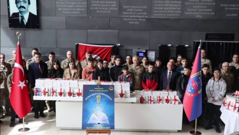 Tunceli’de Jandarma kütüphaneye 5 bin kitap bağışı yaptı