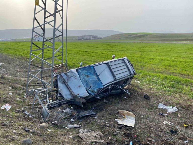 Elazığ’da hafif ticari araç elektrik direğine çarptı. Kazada 5 kişi yaralandı