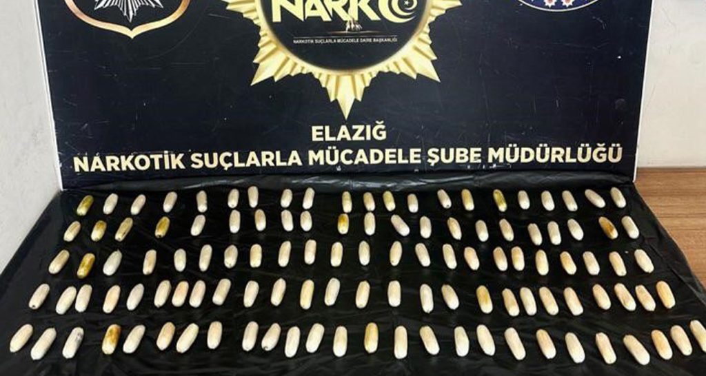 Uyuşturucuyu midesinde saklamış. şahsın midesinden 742 gram metamfetamin çıktı