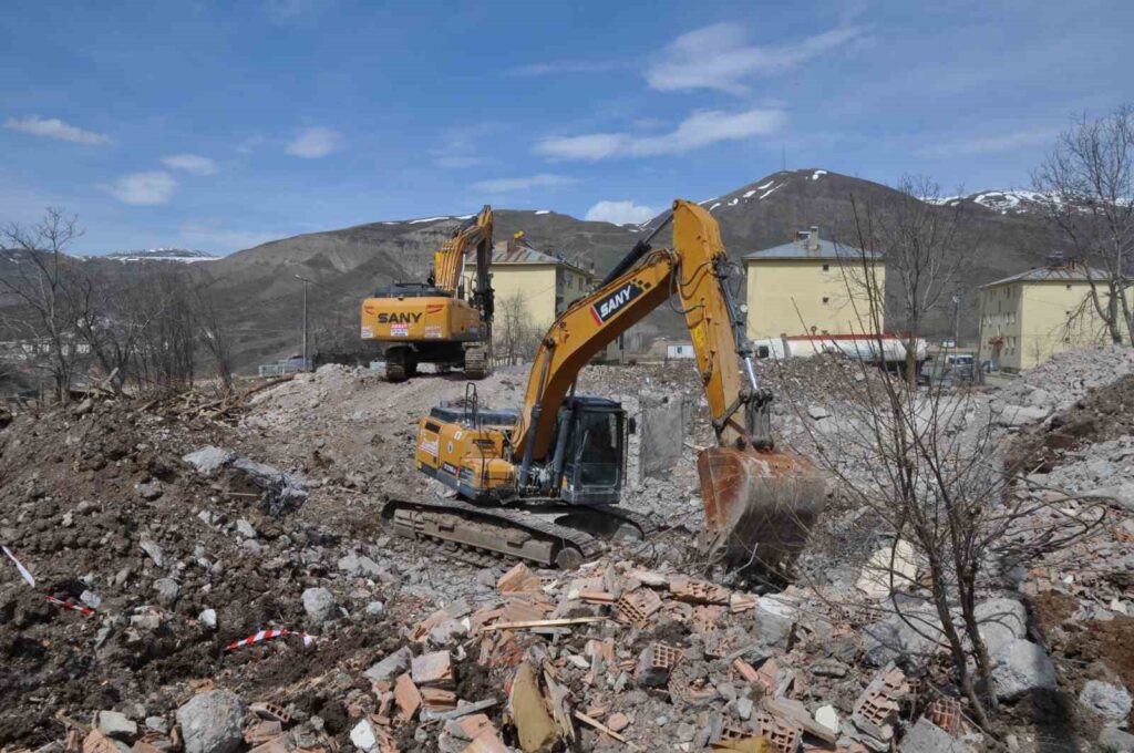 Tunceli’de ağır hasarlı binaların yıkımı devam ediyor