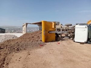 Elazığ’da kamyon devrildi. Kazada 1 kişi yaralandı