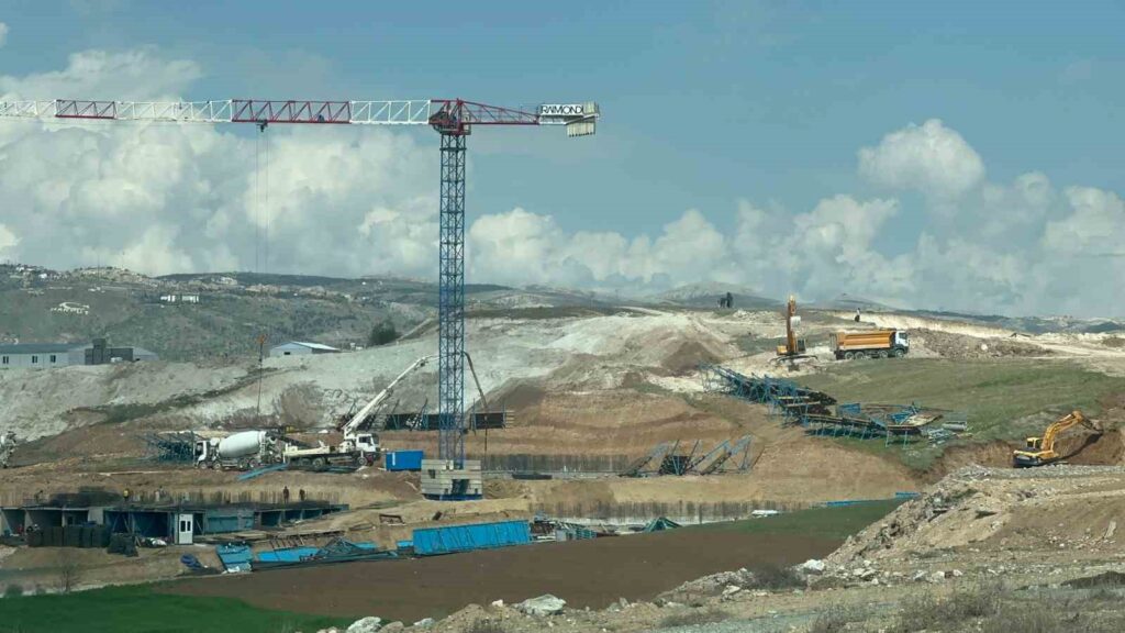 Elazığ’da toprak zemindeki derin çatlaklar paniğe neden oldu