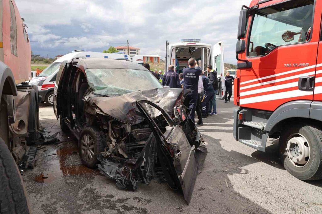 Elazığ’da hafif ticari araç, temizlik kamyonuna çarptı: 3’ü çocuk 5 kişi yaralandı