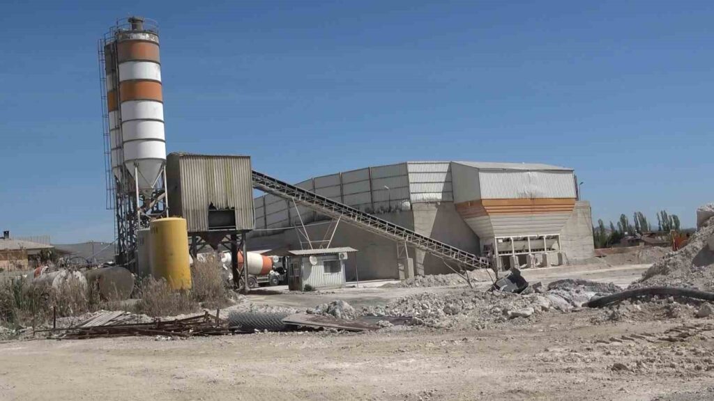 Elazığ’da forkliftin altında kalan işçi ağır yaralandı