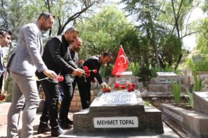 Gazeteci Yazar Mehmet Topal, kabri başında anıldı
