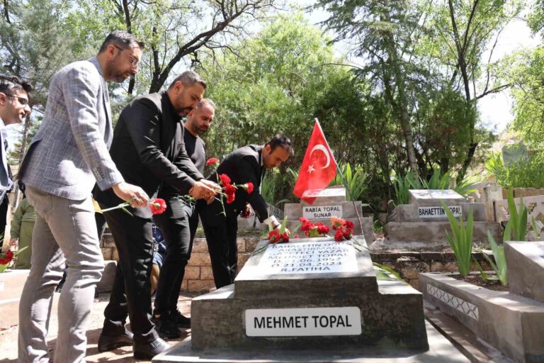 Gazeteci Yazar Mehmet Topal, kabri başında anıldı