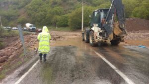 Tunceli-Erzincan karayolunda heyelan: Yol araç trafiğine açıldı
