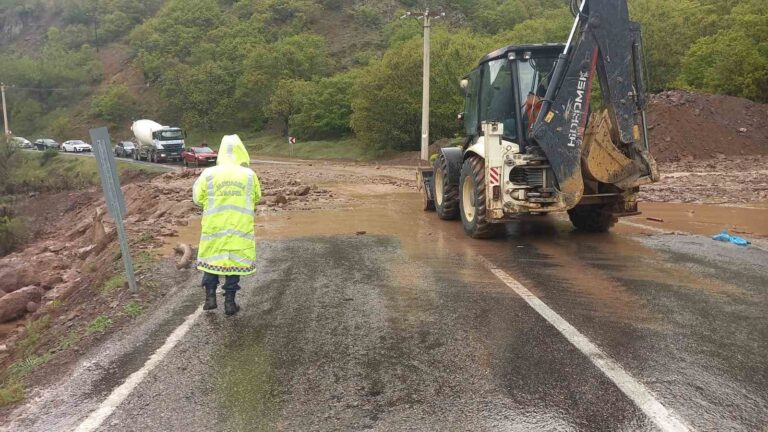 Tunceli-Erzincan karayolunda heyelan: Yol araç trafiğine açıldı