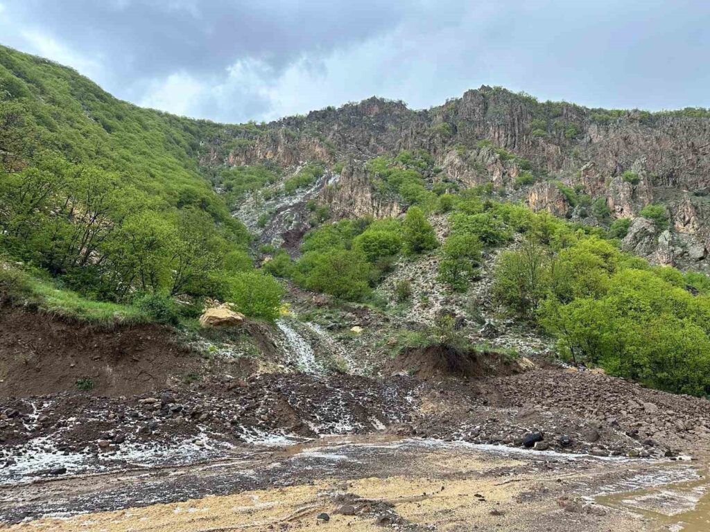 Pülümür ilçesinde etkili olan sağanak yağış ve dolu hayatı olumsuz etkiledi