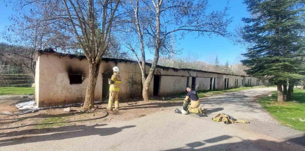 Tunceli’de bir odun deposunda yangın çıktı