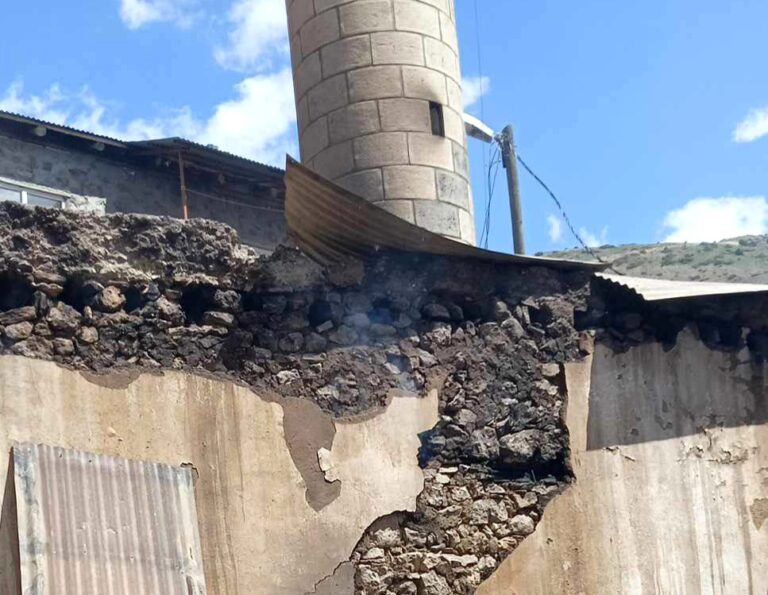 Çemişgezek Cihangir köyünde Camide yangın çıktı. Alevler bitişiğindeki bir eve de sıçradı