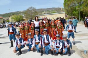 Çemişgezek ilçesinde,23 Nisan etkinliğinde bölge bölge halk oyunları rüzgarı esti