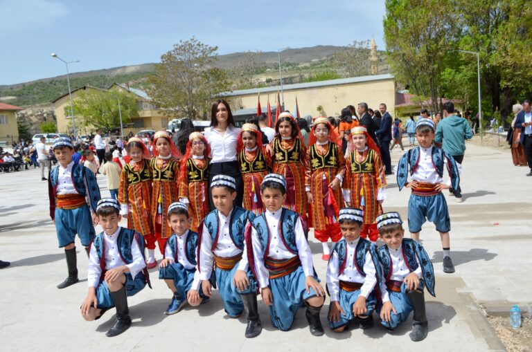 Çemişgezek ilçesinde,23 Nisan etkinliğinde bölge bölge halk oyunları rüzgarı esti