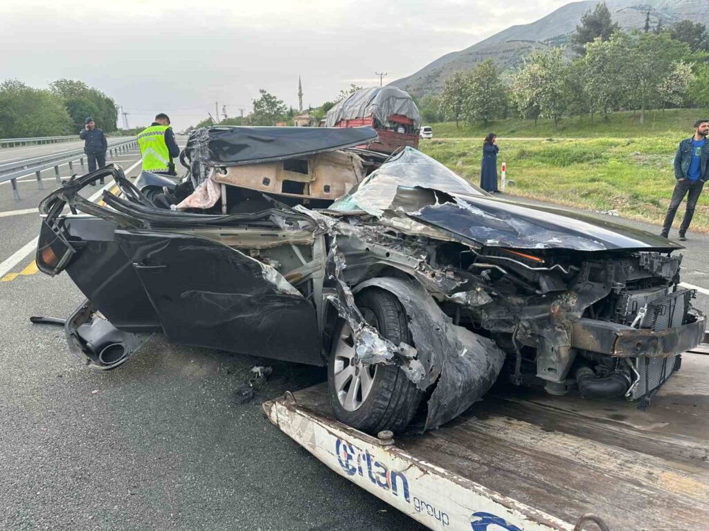 Elazığ’da kamyon ile otomobil çarpıştı: 4 kişi yaralandı