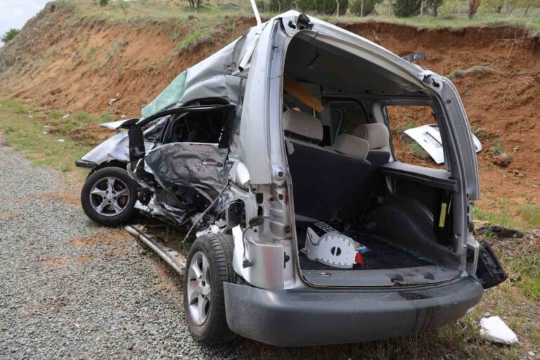 Elazığ’da feci kaza: Ambulans ile hafif ticari araç çarpıştı 2’si polis 6 kişi yaralandı