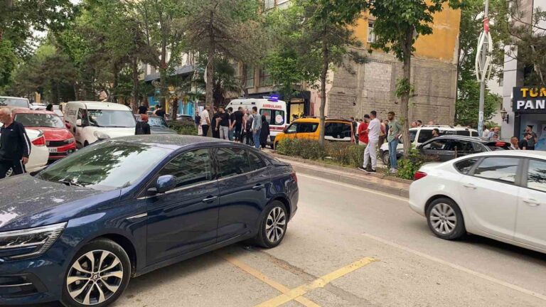 Elazığ’da silahlı kavgada yoldan geçen kadın kurşunların hedefi oldu