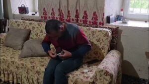 Nazımiye ilçesinde, ormanda bulduğu yavru tavşanı şırıngayla besliyor