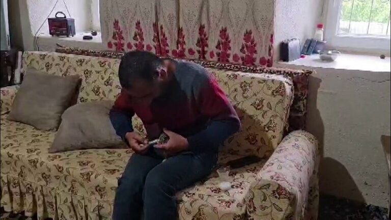 Nazımiye ilçesinde, ormanda bulduğu yavru tavşanı şırıngayla besliyor