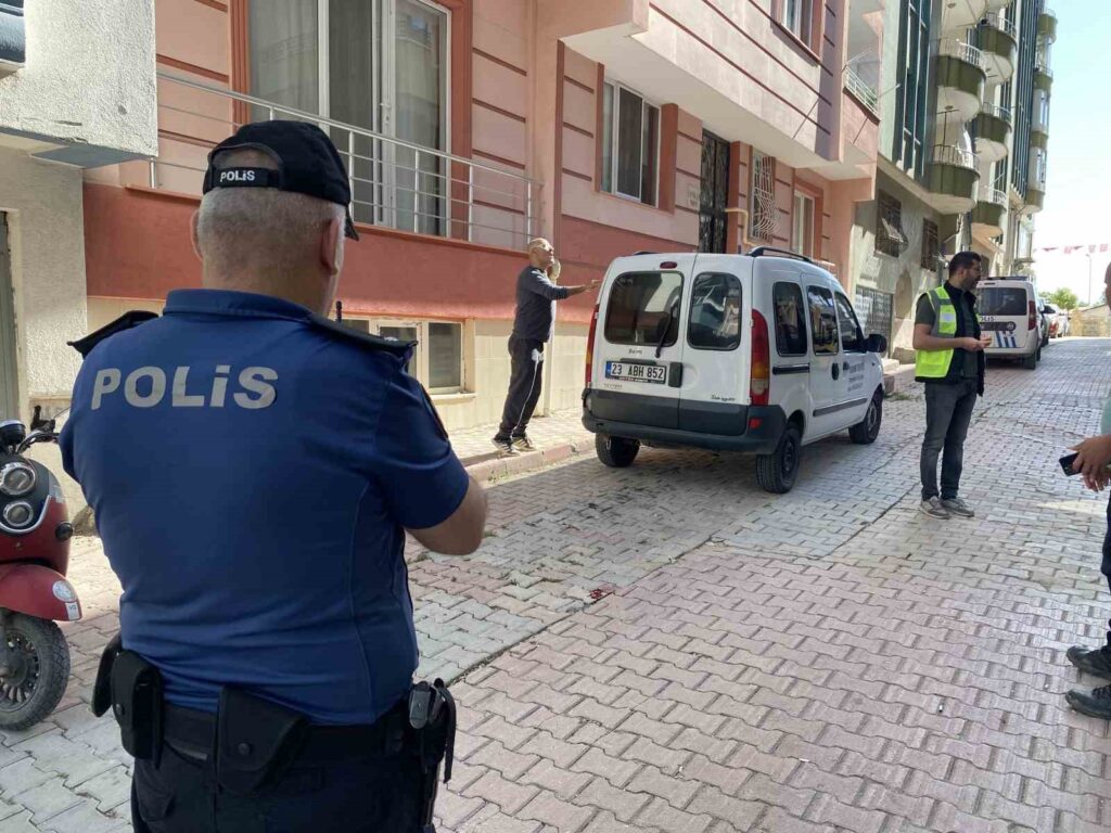 Elazığ’da dengesini kaybeden yaşlı kadın, 4’üncü kattan park halindeki otomobilin üzerine düştü