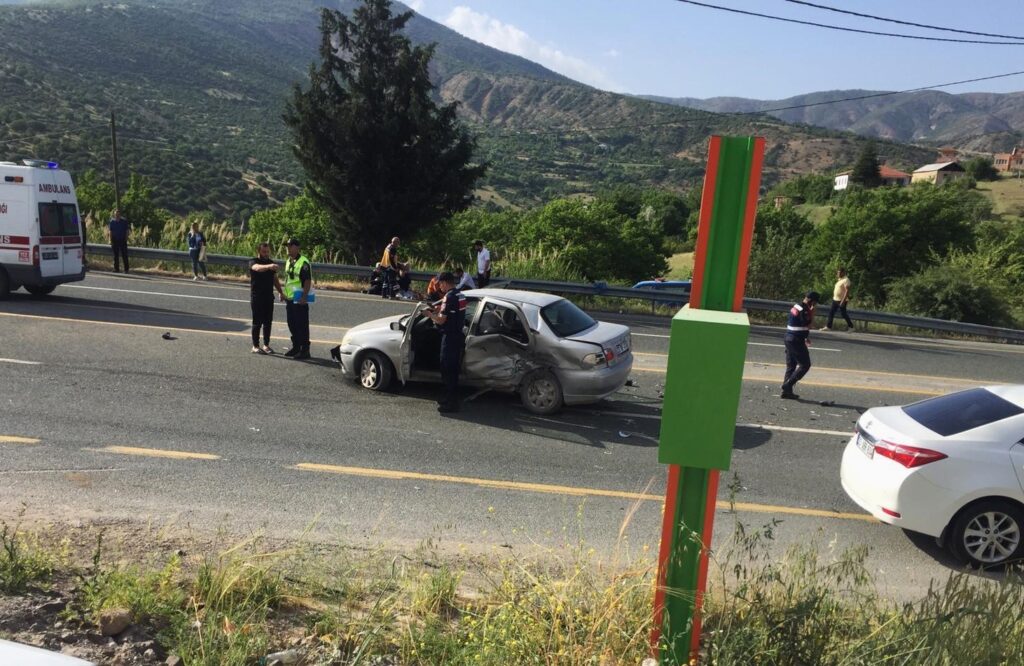 Elazığ’da çarpışan otomobillerden biri alev aldı, 1 kişi öldü 6 kişi yaralandı