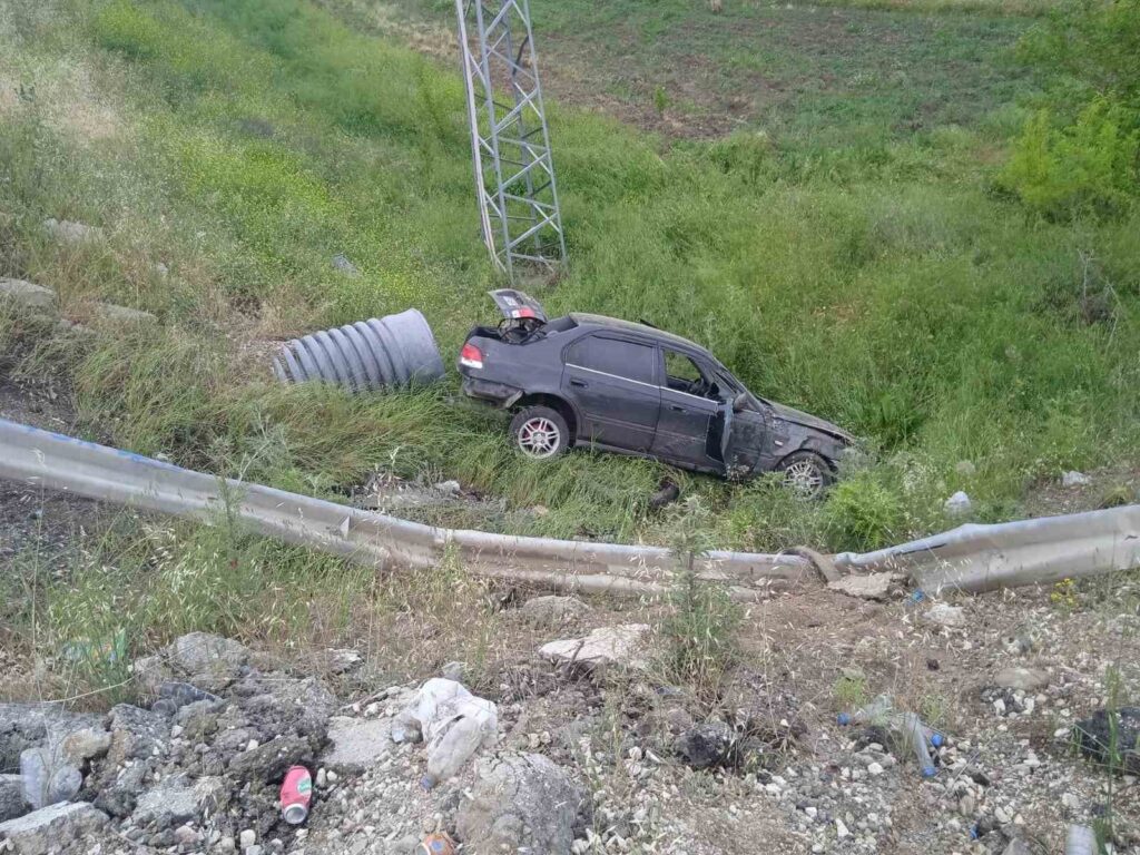 Elazığ’da otomobil şarampole uçtu: 2 kişi yaralandı
