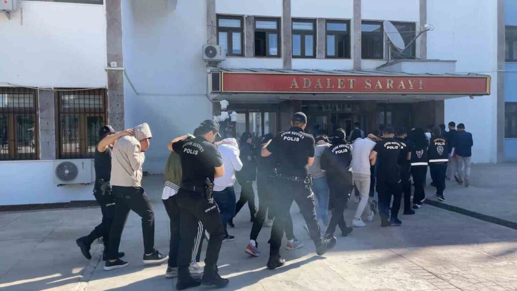 Tunceli’de eskort temin vaadiyle 50 milyonluk vurgun yapan çeteye operasyon. 17 kişi gözaltına alındı