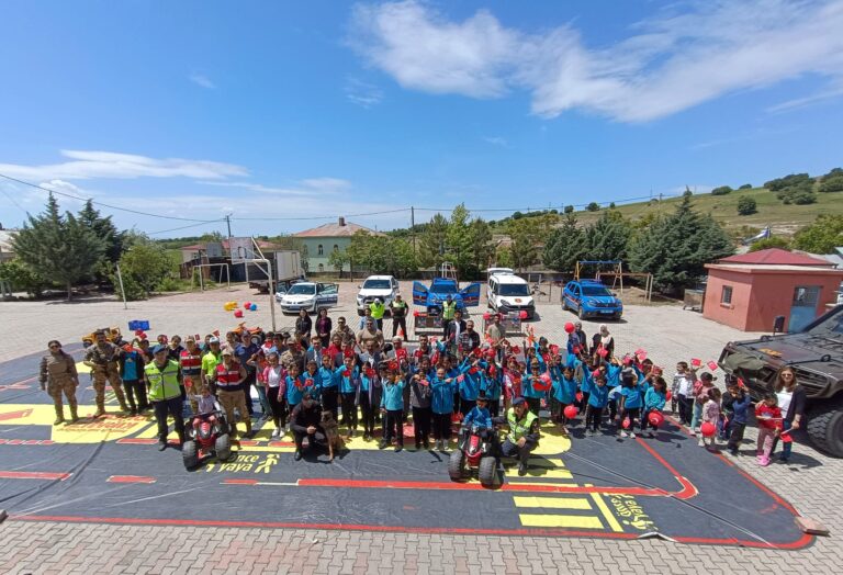 Tunceli’de köy okulu öğrencileri hem trafik kurallarını öğrendi, hem de şölen tadında bir gün geçirdi