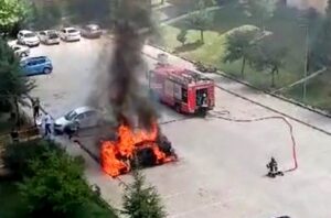 Elazığ’da Park halindeki otomobil alev topuna döndü
