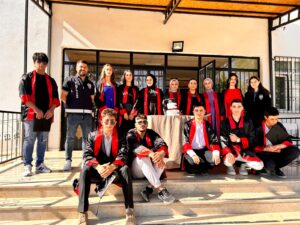 Lise öğrencileri mezuniyet programına polisleri de davet etti