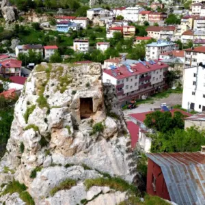 Çemişgezek ilçesinde çıkılması zor olan kayaların zirvesindeki tarihi oyuklar ilk kez görüntülendi