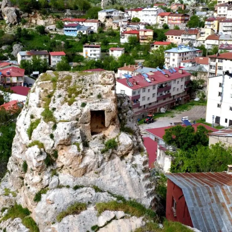 Çemişgezek ilçesinde çıkılması zor olan kayaların zirvesindeki tarihi oyuklar ilk kez görüntülendi