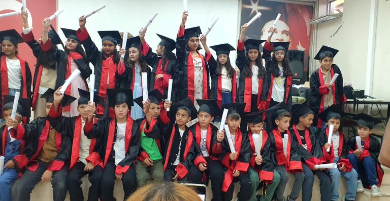 Çemişgezek’te İlkokul öğrencilerinden mezuniyet coşkusu