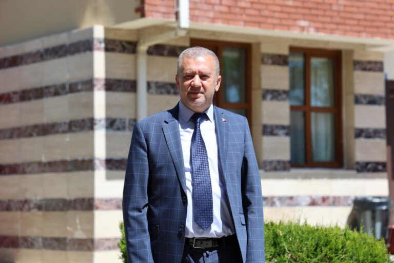 Büyüdüğü çocuk yuvasının müdürü oldu, göremediği baba sevgisini çocuklara veriyor