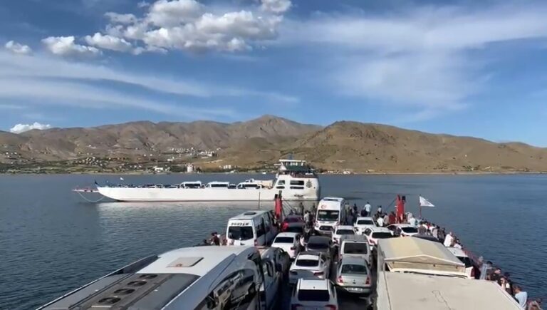 Pertek Feribotundan baraj gölüne atlayan şahıs kayboldu