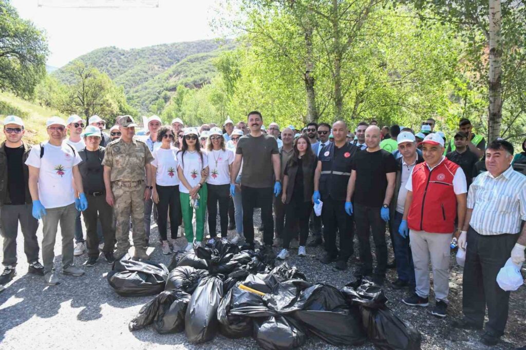 Tunceli’de 7’den 70’e katılımla çevre temizliği
