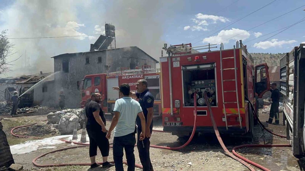 Elazığ’da çıkan yangında ev, depo ve bir araç kül oldu
